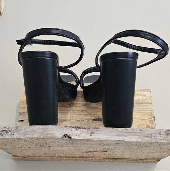 Steve Madden Womens Size 9 Black Heels One Scuff As Shown On Inside Though - Picture 7 of 7